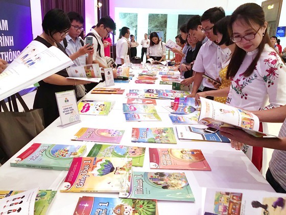 Education Publishing House ensures no shortage of new textbook 