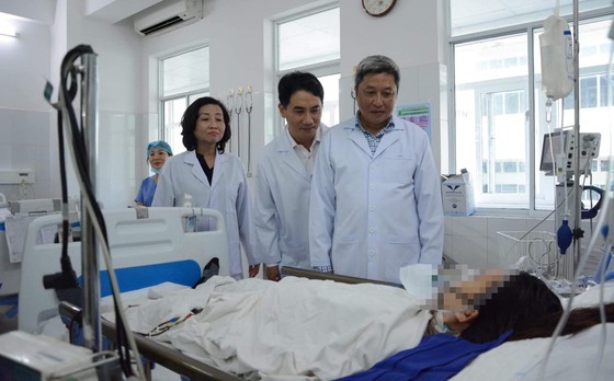 Health leader in Da Nang pay visit to Nguyen Thi Huyen (Photo: SGGP)