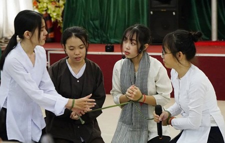 The twelfth graders of Luong The Vinh High School are acting out a history lesson. (Photo: SGGP)