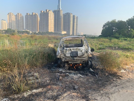 A car is found burned near Thu Thiem Bridge in District 2 ( Photo: SGGP)