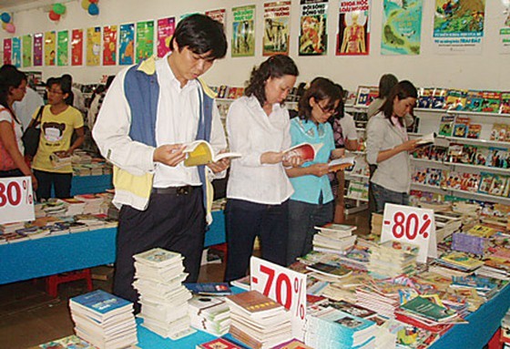 Book readers at a book fair (Photo: SGGP)