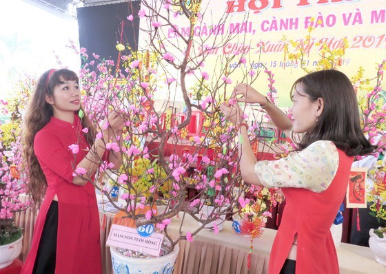 Employees of a company are decorating to welcome Tet holiday (Photo: SGGP)