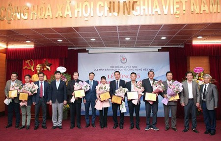 Representatives of scientific researchers, teams, and individuals received the certificate of honor in the event to announced the top 10 scientific-technological events in Vietnam