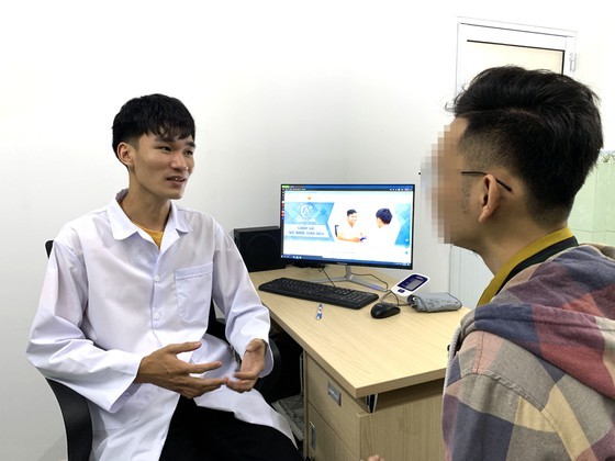 An employee of PK Alocare consults a man with HIV (Photo: SGGP)