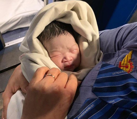 Woman gives birth to baby girl on train