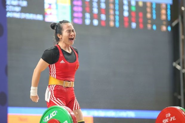 Weightlifter Vuong Thi Huyen bursts into tears following her performance at the 30th SEA Games. (Photo daidoanket.vn)