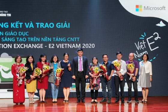 Three winning teachers are honored at a ceremony (Photo: SGGP)