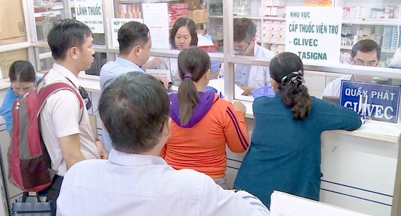Patients are waiting for their turn to receive drugs (Photo: SGGP)