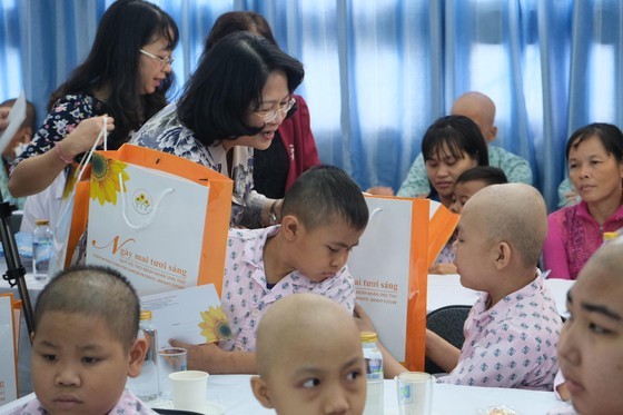 Vice President gifts poor cancer child patients in HCMC (Photo: SGGP)