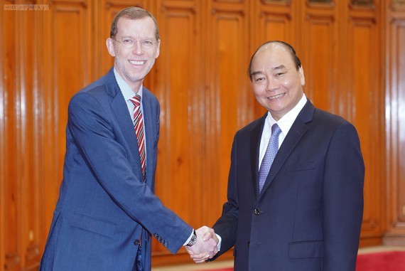 Prime Minister Nguyen Xuan Phuc(right) meets Douglas Elmendorf, Dean of the Harvard Kennedy School at the Harvard University in Hà Nội on Friday ( Photo VNA/VNS)