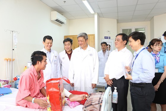 Deputy Health Minister Nguyen Truong Son pays a patient in Cho Ray Hospital a visit in the hospital (Photo: SGGP)