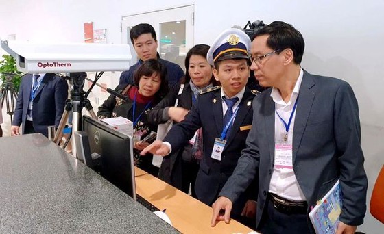 A delegation from the Ministry of Health inspects nCoV prevention operations in Noi Bai Airport on November 21 (Photo: SGGP)