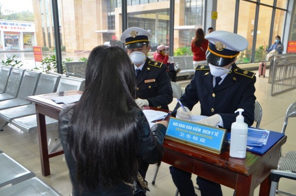 Chinese travellers entering Vietnam required to complete health declaration form