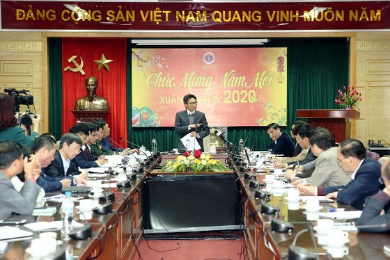 Deputy Prime Minister Vu Duc Dam presides a meeting with the Ministry of Health’s disease prevention board (Photo: SGGP)