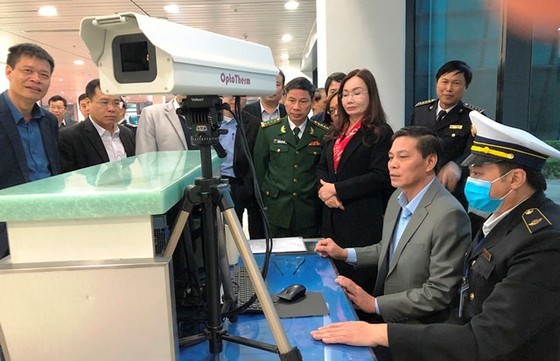 Leaders of Hai Phong check temperature machine in Cat Bi Airport (Photo: SGGP)