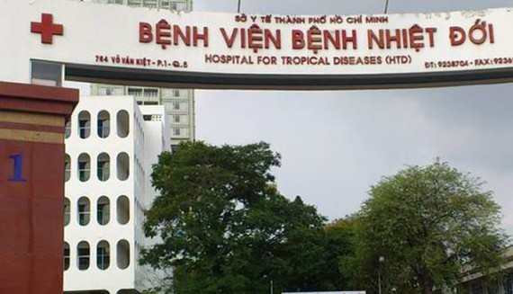 The man is being treated in the Tropical Disease  Hospital’s isolated section (Photo: SGGP)