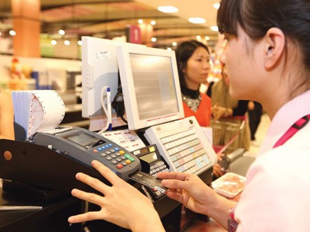No-cash payment is more and more popular in Vietnam. (Photo: SGGP).