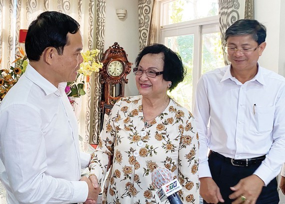 Standing Deputy Secretary Tran Luu Quang congratulates former Health Minister Associate Professor Tran Thi Trung Chien on special day (Photo: SGGP)
