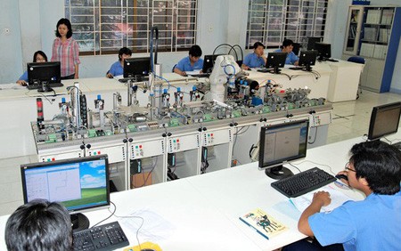 Students in the Electrical – Electronic Engineering Department of Cao Thang Technical College in their practice session. (Photo: SGGP)