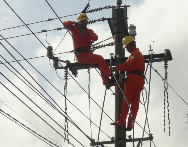 Wokers of the Electricity of Vietnam in Quang Binh Province checking the power grid. The Ministry of Industry and Trade was raising new retail electricity tariff options for comments. - VNA/VNS Photo