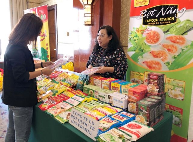 Huynh Kim Chi, chairwoman of the Vietnam Flour Corporation, introduces the company’s fresh dragon fruit noodles to customer on the sidelines of a conference held in HCM City last week. — VNS Photo