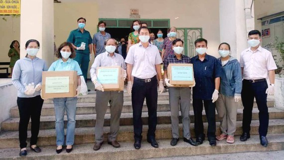 HCMC Vietnam Fatherland Front Committee encourages people in lockdown dorm (Photo: SGGP)