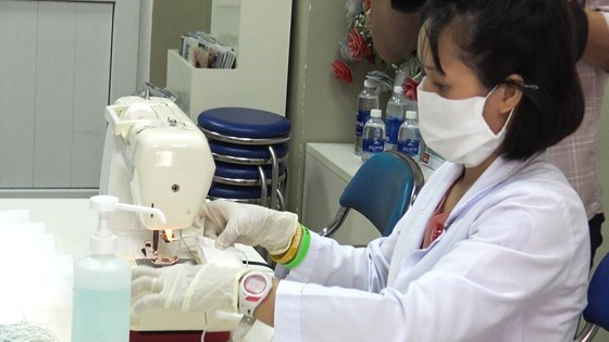 A medical worker of Tu Du Maternity Hospital’s testing faculty make cloth face masks (Photo: SGGP)