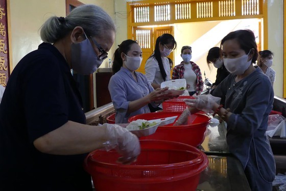 Women join hand to cook free meals for poor laborers (Photo: SGGP)