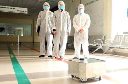 Robot NaRoVid 1 is being piloted in the National Hospital for Tropical Diseases – Kim Chung facility. (Photo: MOST)