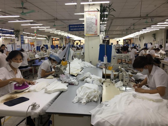 Workers are making cloth face masks (Photo: SGGP)