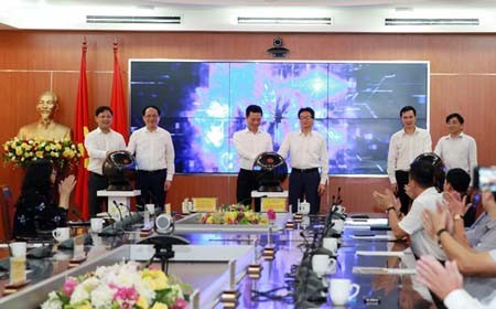 Deputy PM Vu Duc Dam, Minister of Information and Communications Nguyen Manh Hung, and other delegates press the button to officially launch Vpostcode platform. (Photo: VNP)