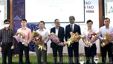 The organization board is delivering flowers to sponsors of the competition. (Photo: Thanhuytphcm)