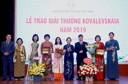 Kovalevskaia Awards 2019 were given to one excellent team and one outstanding individual. (Photo: dangcongsan.vn)