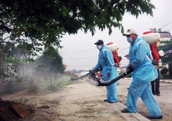 Health workers are spraying chemicals to kill mosquitoes (Photo: SGGP)