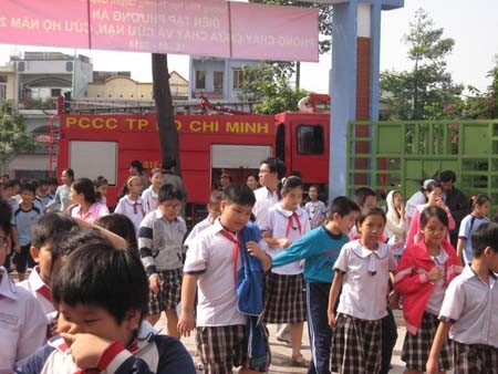 Pupils of Truong Quyen Primary School in District 3 are practising evacuating in the case of fire (Photo: SGGP)