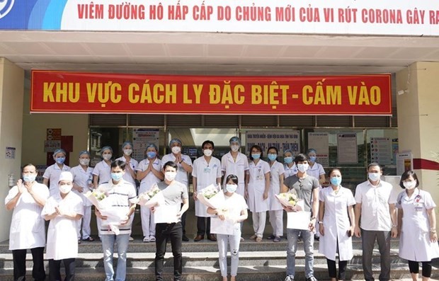 COVID-19 patients are discharged from hospital (Photo: VNA)