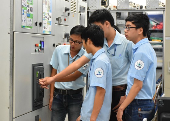 Students of HCMC University of Technology and Education are practicing (Photo: SGGP)