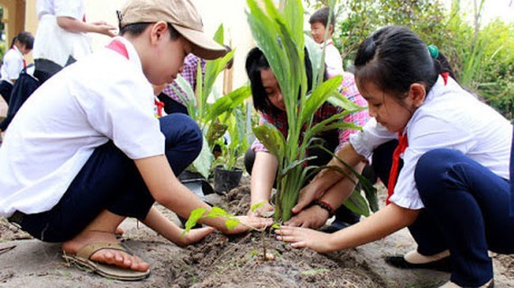 Children plant tree to protect environment (Photo: SGGP)