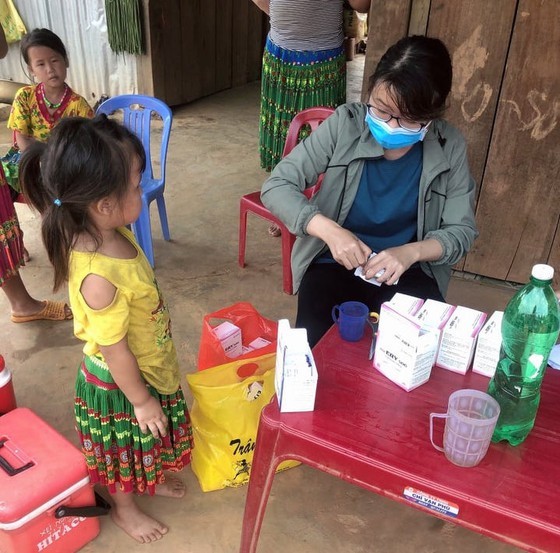 A medial worker is examining a etnic minority child in Dak Nong (Photo: SGGP)