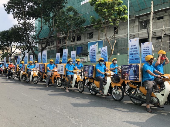 A motorbicycle parade is organized  in HCMC to encourage 60,000 residents to buy health insurance for individual and family (Photo: SGGP)
