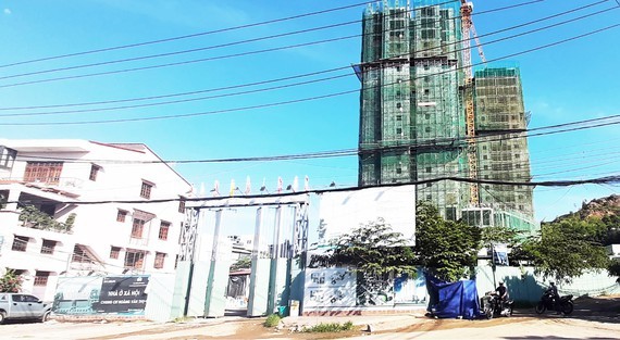 An social apartment for low-income earners is being built in Binh Dinh Province (Photo: SGGP)