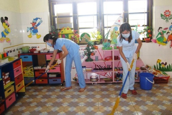 The Ministry of Health requires to provide schools with enough soaps and chemicals to clean classrooms and toys (Photo: SGGP)