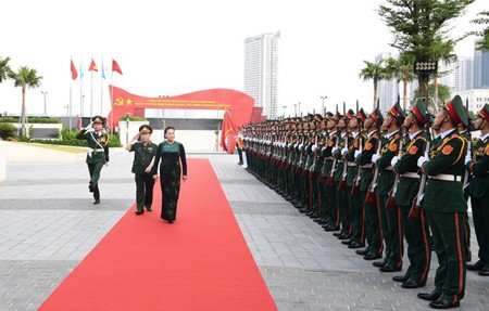 National Assembly Chairwoman Nguyen Thi Kim Ngan reviewed an honored army parade at the Head Office of Viettel. (Photo: SGGP)
