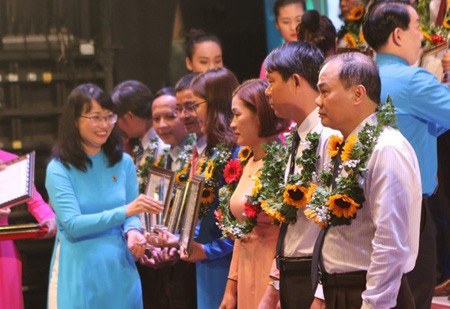 Head of HCMC Federation of Labor Tran Thi Dieu Thuy delivered awards to outstanding laborers in HCMC. (Photo: SGGP)
