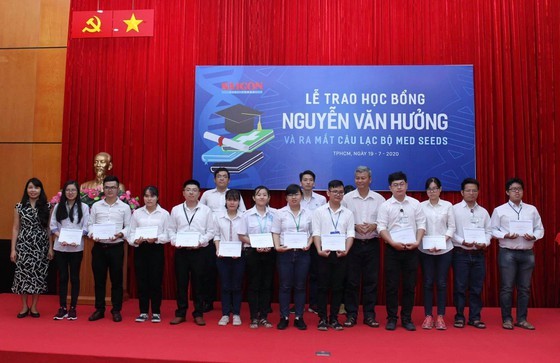 56 outstanding medicine students given Nguyen Van Huong scholarships