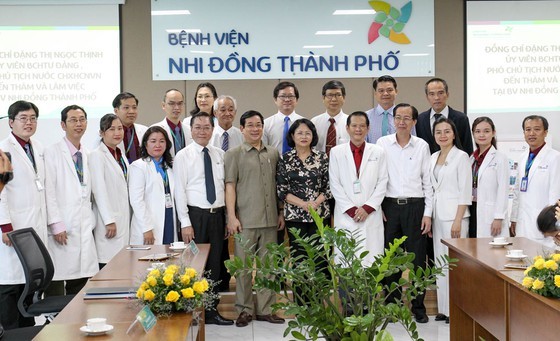 Vice President Dang Thi Ngoc Thinh and medical workers (Photo: SGGP)