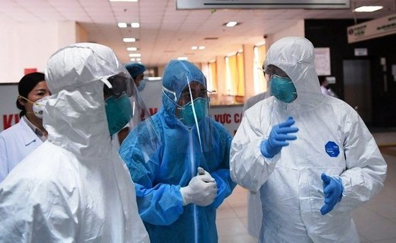 Medical workers discuss how to treat Covid-19 patients (Photo: SGGP)