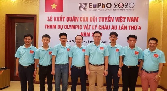 Vietnamese student team return from European Physics Olympiad 2020 after they grab one gold medal, one silver medal and two bronze medals (Photo: SGGP)