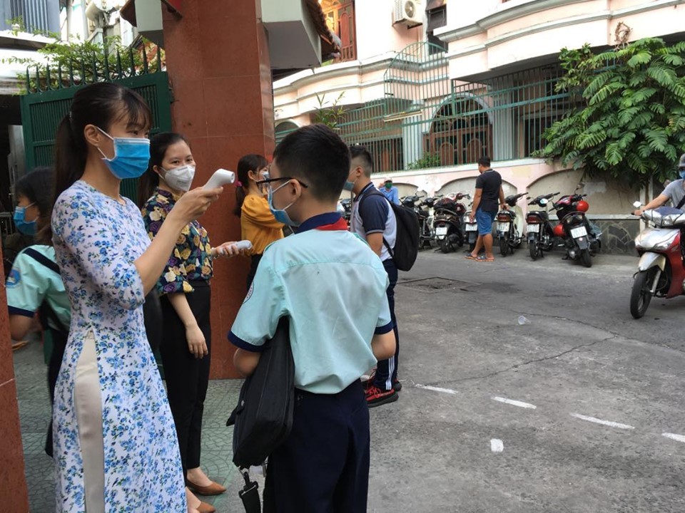 Teachers of Kien Thiet High School in District 3 take students' temperature (Photo: Dan Thuy)