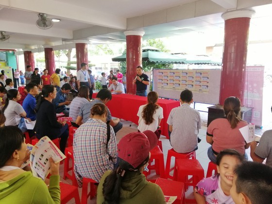 Parents are listening to the cashless tuition payment project (Photo: SGGP)
